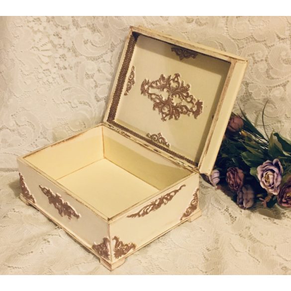 Kincses ládika rózsaarany díszítéssel