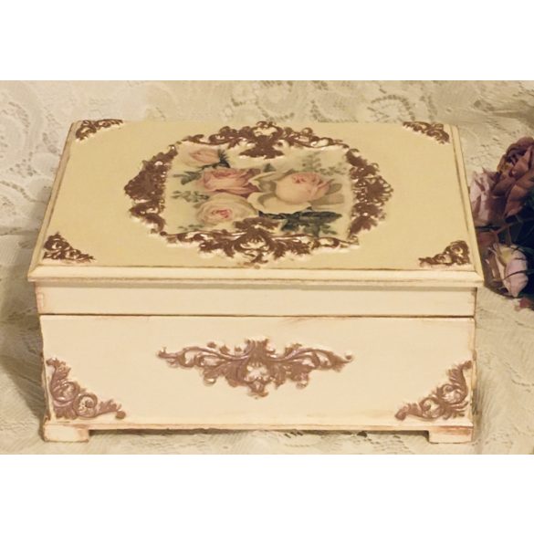 Kincses ládika rózsaarany díszítéssel