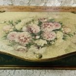 Ívelt doboz szegfű mintával