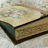 Ívelt doboz szegfű mintával