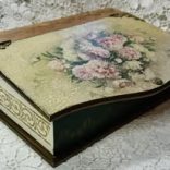 Ívelt doboz szegfű mintával