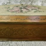 Ívelt doboz szegfű mintával