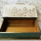 Ívelt doboz szegfű mintával