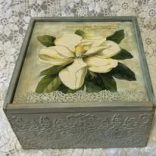 Virág mintás tárolódoboz.