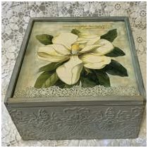 Virág mintás tárolódoboz.