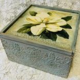 Virág mintás tárolódoboz.