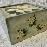 Virág mintás tárolódoboz.