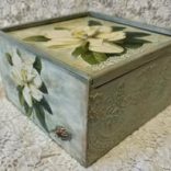 Virág mintás tárolódoboz.