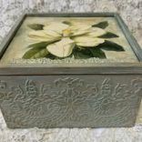 Virág mintás tárolódoboz.