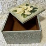 Virág mintás tárolódoboz.