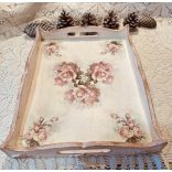 Romantikus vintage stílusú tálca rózsamintával