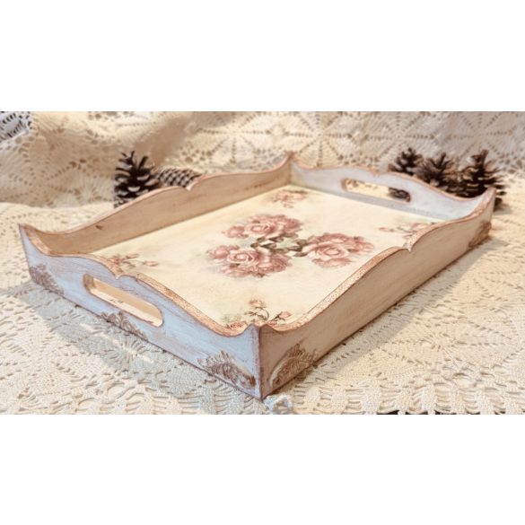Romantikus vintage stílusú tálca rózsamintával
