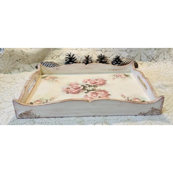 Romantikus vintage stílusú tálca rózsamintával