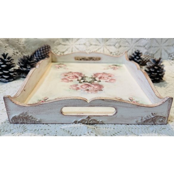 Romantikus vintage stílusú tálca rózsamintával