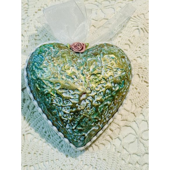 Szívecske Tavaszi virágokkal