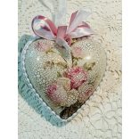 Szívecske  rózsaszín rózsa mintával díszítve