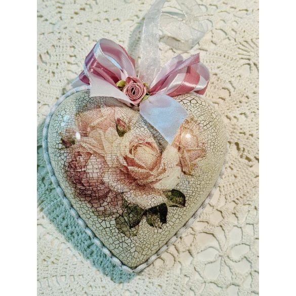 Szívecske  rózsaszín rózsa mintával díszítve