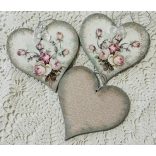 Fa Szívecske  rózsaszín rózsa mintával díszítve