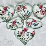 Fa Szívecske  tavaszi mintával díszítve