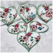 Fa Szívecske  tavaszi mintával díszítve