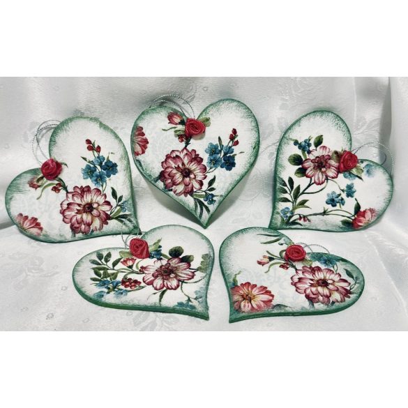 Fa Szívecske  tavaszi mintával díszítve