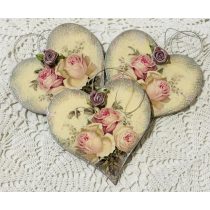 Fa Szívecske  rózsa mintával díszítve