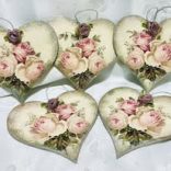 Fa Szívecske  rózsa mintával díszítve