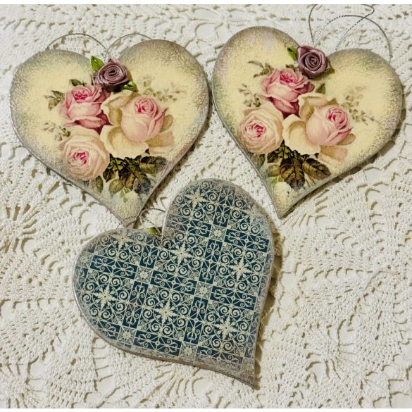 Fa Szívecske  rózsa mintával díszítve