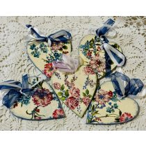 Fa Szívecske  tavaszi mintával díszítve - 10 x 8,5cm