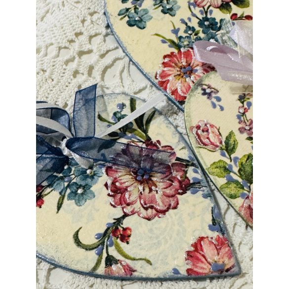 Fa Szívecske  tavaszi mintával díszítve - 10 x 8,5cm