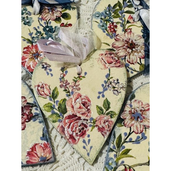 Fa Szívecske  tavaszi mintával díszítve - 10 x 8,5cm