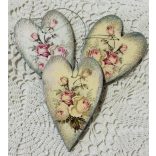 Fa Szívecske rózsaszín rózsa mintával díszítve - 10 x 8,5cm