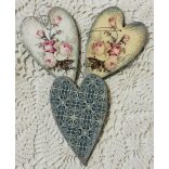 Fa Szívecske rózsaszín rózsa mintával díszítve - 10 x 8,5cm