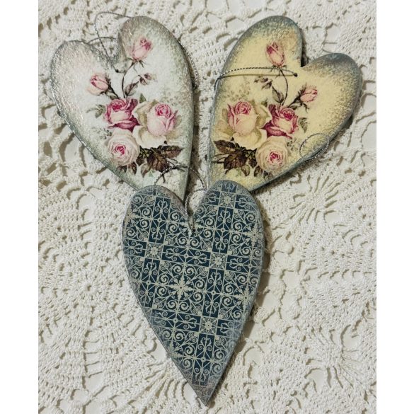 Fa Szívecske rózsaszín rózsa mintával díszítve - 10 x 8,5cm