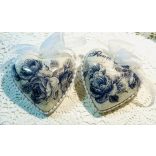 Szívecske Kék rózsa mintával és fehér hátlappal