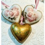 Szívecske rózsaszín rózsa mintával és füstfólia pehellyel díszítve