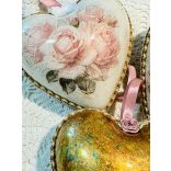 Szívecske rózsaszín rózsa mintával és füstfólia pehellyel díszítve