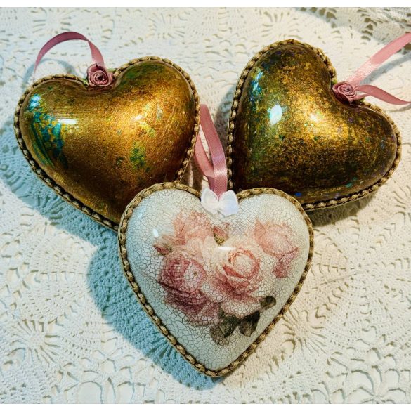 Szívecske rózsaszín rózsa mintával és füstfólia pehellyel díszítve