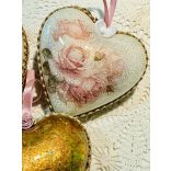 Szívecske rózsaszín rózsa mintával és füstfólia pehellyel díszítve