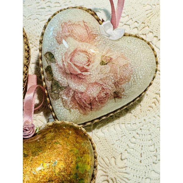 Szívecske rózsaszín rózsa mintával és füstfólia pehellyel díszítve