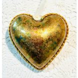 Szívecske rózsaszín rózsa mintával és füstfólia pehellyel díszítve