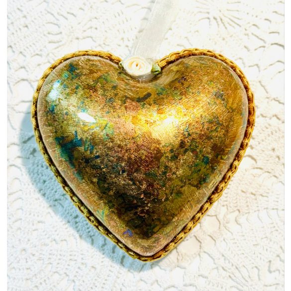 Szívecske rózsaszín rózsa mintával és füstfólia pehellyel díszítve