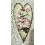 Francia formájú Fa Szívecske  rózsaszín rózsa mintával díszítve