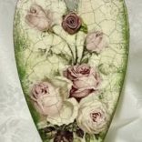 Francia formájú Fa Szívecske  rózsaszín rózsa mintával díszítve