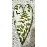 Francia formájú Fa Szívecske  rózsaszín rózsa mintával díszítve