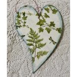 Íves Francia formájú Fa Szívecske  Páva mintával díszítve